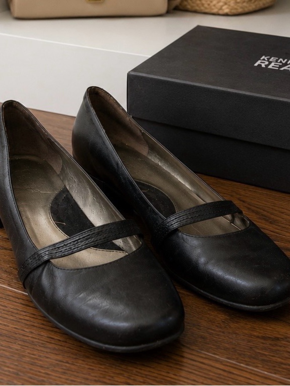 Kenneth Cole Reaction Black Leather Mary Jane Flats with Strap